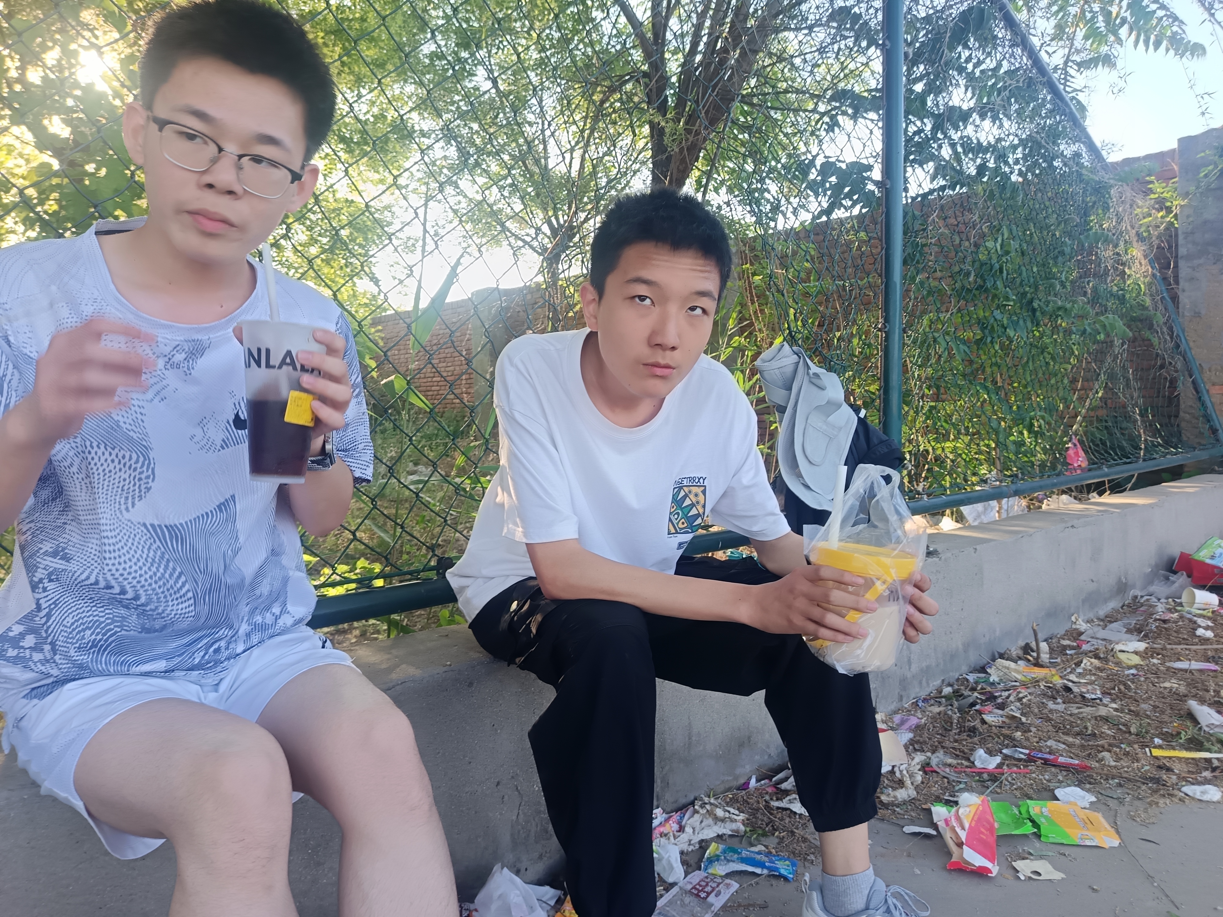拿着奶茶看向镜头